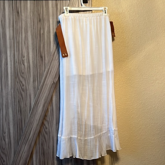 A long skirt with a belt - Picture 2 of 4